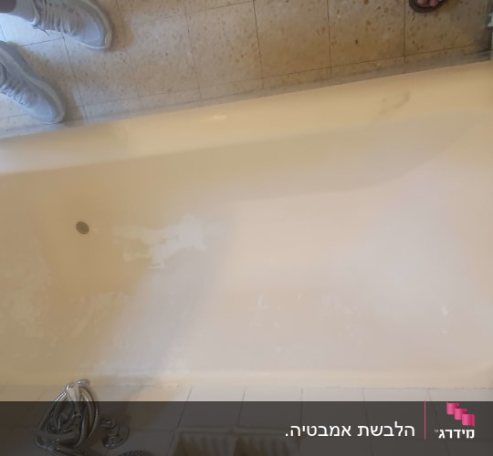 אמבטיה עם תיקונים ושיפוצים נראים לעין